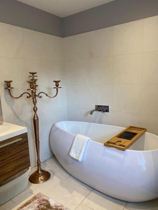 Fairytale Garden House - Next To Victoria Station & Pet Friendly Villa London Exterior photo