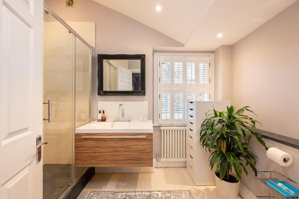 Fairytale Garden House - Next To Victoria Station & Pet Friendly Villa London Exterior photo