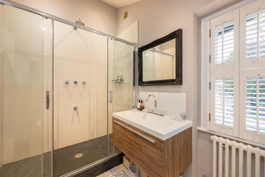 Fairytale Garden House - Next To Victoria Station & Pet Friendly Villa London Exterior photo